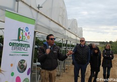 Demetrio Nicodemo, responsabile di produzione del Gruppo Nicofruit, illustra i vantaggi della coltivazione in fuori suolo e altri aspetti agronomici della fragolicoltura.