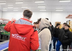 Cristian Nicodemo illustra alle scolaresche il processo di lavorazione delle fragole marchiate Matera®