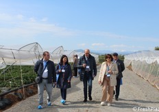 Carmela Suriano insieme ad alcuni ospiti italiani durante un tour ai campi sperimentali.
