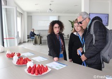 Alida Stigliano illustra ai presenti ai visitatori le caratteristiche delle nuove selezioni.