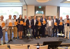 Una serata per celebrare i 25 anni di vita di Almaverde Bio. Venerdì 20 giugno 2025 all'Hotel Da Vinci di Cesenatico, mentre fuori impazzava la Notte Rosa, la sezione "Bio" di Apofruit Italia si ritrovava per ricordare i successi, e anche i momenti non facili, del marchio Almaverde Bio. Premiati coloro che hanno rappresentato, e ancora rappresentano, la storia del biologico italiano. (Fotoservizio Cristiano Riciputi)   