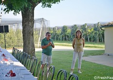 Claudio Nonni dà il benvenuto agli ospiti nella propria azienda 