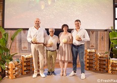 Da sinistra Andrea Benelli (Don Camillo), Mauro Aguzzi (presidente Consorzio), Francesca Nadalini (Op Sermide Ortofruit), Bruno Francescon (Op Francescon) 