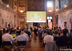 Sala gremita con oltre 200 intervenuti