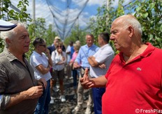 Il titolare Uzi Cairo risponde alle curiosità dei visitatori durante la visita mattutina in campo.
