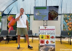 Matteo Ferrari, tecnico di coltivazione Eden, illustra il declino produttivo registrato negli ultimi dieci anni per la pericoltura italiana, mostrando invece i vantaggi della nuova varietà Eden.