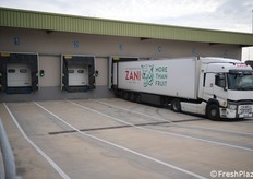 Uno dei magazzini della OP Granfrutta Zani, zona di carico