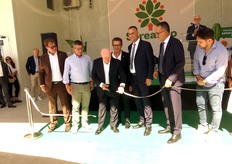 Il taglio del nastro a Fiano Romano, in primo piano: Ferdinando Spreafico, Mauro e Raffaele Spreafico; sullo sfondo il professor Roberto Della Casa