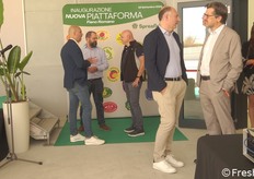 Nella foto in primo piano a destra ci sono Stefano Aiello (direttore marketing) e Maurizio Marioloni (direttore degli stand nei centri agroalimentari).