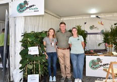 Cristiana, Francesco e Anna Maule presso lo stand dell'impresa familiare, il vivaio Exoticplant. Tra i materiali in esposizione, il noto portinnesto Bounty, che tanto sta contribuendo alla ripresa del settore kiwi dopo i duri contraccolpi della cosiddetta "morìa". Exoticplant è diventato inoltre licenziatario per importanti selezioni varietali di kiwi giallo e verde (Zepri G3, Soreli, Boerica).