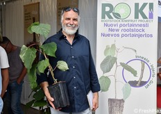 Il ricercatore phd del CREA, Gianni Tacconi, insieme a una pianta su portinnesto RoKi). Il dott. Tacconi ha moderato e svolto diversi interventi a carattere tecnico-scientifico durante la manifestazione.