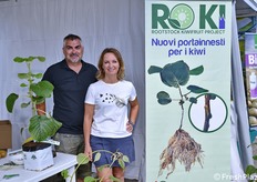 Corrado e Daniela Magalotti presso lo stand allestito dagli omonimi Vivai Magalotti. Anche qui il portinnesto RoKi, selezionato da breeder italiani, è stato protagonista. L'azienda vivaistica lo distribuisce sin dal 2022-2023 negli areali piemontesi e in provincia di Latina. Dal prossimo anno si comincerà a impiantare kiwi Hayward su portinnesto RoKi anche all'estero (Francia, Spagna e Portogallo).