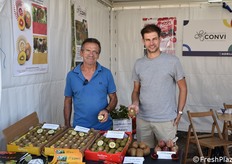 Stand Con.Vi Vivai con Renato Spada e il figlio di Fabio. L'azienda vivaistica oggi è distributrice anche di alcune particolari selezioni frutticole della Ben-Dor Fruits and Nurseries. Inoltre, la Con.Vi è distributore dei kiwi gialli del Consorzio "Kiwi Passion". Per il Consorzio, è in fase di sperimentazione una selezione di kiwi giallo precoce.