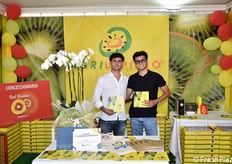 Presso l'attraente stand allestito dalla Agrilepidio, specialista in kiwi e concessionaria del Consorzio "Kiwi Passion", di cui figura tra i soci fondatori, troviamo i fratelli Federico e Filippo Lepidio. A breve l'azienda comincerà la sua stagione di raccolta per i kiwi gialli e rossi,