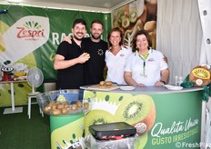 Il sorridente team Zespri è incarnato da: Marco Minetti, Marco Defrancesco, Mariarosaria Mazzeo e Tiziana Foggia.