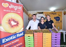 Andrea Casaboni, Cristina Fabbroni e Giulia Pasino presso lo stand della Jingold, dove spicca la nuova proposta a polpa rossa Exotic Red.