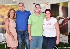 Foto di gruppo presso lo stand della OP KiwiSole: Federica malizia, Gabriele Latini, Simone De Silvi e Alessandra Chiominto.