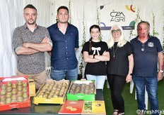 In rappresentanza di CAMAgri: Claudio Dal Pane, Christos Lavdas (collaboratore greco), Beatrice Dal Pane, Rita Emperi e Maurizio Dal Pane. L'azienda ha presentato un nuovo kiwi giallo ancora sotto sigla, che dovrebbe acquisire un nome commerciale entro fine anno. I primi impianti saranno realizzati in Friuli.