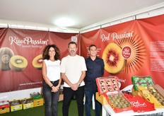 Il Consorzio "Kiwi Passion" è una delle nuove compagini protagoniste già da 5 anni nel settore del kiwi. In foro: Maria Stella Perrini, il presidente Nicola Negri e Sergio Genovese.