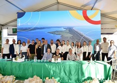 Foto di gruppo di organizzatori e relatori alla tavola rotonda in conclusione della tre giorni.