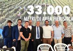 Lo staff organizzativo della AgriLazio Expo. Al centro, Vittorio Sambucci. Alla sua destra, Roberto Morrillo, vicepresidente della associazione "Terre Pontine".