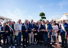 Il momento del taglio del nastro.