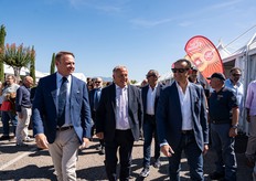 Una visita del ministro agli stand, insieme all'on. Vittorio Sambucci, vicepresidente della Commissione Agricoltura della Regione Lazio, nonché primo ideatore della manifestazione già quando si chiamava AgriKiwi Lazio.