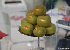 Kiwi rosso esposto in fiera allo stand RK Growers