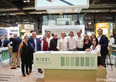 Nutrita rappresentanza per la Rizzi Fresh, coltivatori di oltre 40 varietà di lattughe in campi di proprietà in Spagna e in Italia. L'azienda si concentra sull'industria della IV gamma e sulle esigenze in termini di qualità, consistenza e conservabilità. In foto, rappresentanti di Rizzi con quelli della Fellini Patrizio