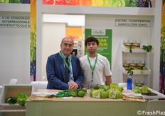 Salvatore Scarcella (presidente della C.A.I.-Cooperativa Agricoltori Ionici), insieme al figlio Rosario.