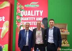 Cristian Moretti (direttore Agrintesa) e Mauro Laghi (direttore Alegra). Al centro, Charlos Echeveste direttore commerciale Frutaria