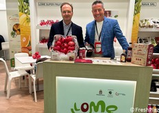 Dario De Lisi e Angelo Marazia per Masseria Fruttirossi, il principale produttore italiano di melagrane. "A breve partiremo anche con la raccolta e commercializzazione della varietà Wonderful".