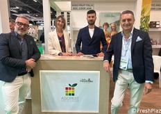 Salvatore Pecchia, Mimma Gallo, Alessandro Comple e Andrea Badursi nello stand di OP Asso Fruit Italia