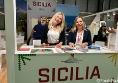 Accoglienza nello stand della Regione Sicilia. Per il primo anno, la Regione Sicilia dedica uno spazio espositivo con diverse aziende presenti all’interno del padiglione 4 dell’Ifema di Madrid.