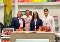 Nello stand di OP Esperidio: Sebastiano e Vincenzo Catena, insieme a Martina Campisi e Vincenzo Catena