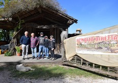 Da sinistra Renzo Panzacchi, Luigi Lorenzini, Piero Belarducci, Francesca Lorenzini, Sandra Battacchi presso il punto vendita a Monghidoro (Bologna)