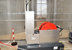 Macchinario per trattamenti fitosanitari automatizzati. L'operatore umano rimane al sicuro, all'esterno della serra.