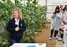 L'operazione cruciale dell'impollinazione controllata, spiega la genetista, avviene manualmente, incrociando il polline del fiore maschile con il fiore femminile (che presenta l'ovario a forma di meloncino).