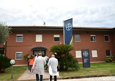 Nel corso della visita sono emerse anche altre importanti innovazioni come il macchinario ScaleCAM, illustrato dal tecnico Andrea Mattiuzzo, che utilizza videocamere e software avanzati proprietari per trasformare la soggettività del lavoro del breeder in oggettività del dato, raccogliendo una grande quantità di parametri per ogni singolo frutto, in pochi istanti. L'esperto ha avvertito che le aziende che non seguiranno questi avanzamenti rischiano di essere "tagliate fuori" dal mercato.