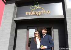 Nella mattinata di venerdì 24 ottobre, la delegazione di buyer e importatori, insieme alla stampa specializzata, ha visitato cinque aziende del territorio. La prima è stata Ortofrutta Malagrinò. A darci il benvenuto, Carmela e Massimo Malagrinò, che dal 2018 gestiscono l'azienda specializzata in produzione, lavorazione, conservazione, confezionamento e commercializzazione di agrumi, drupacee e ortaggi.