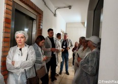 Per la visita nello stabilimento, bisogna indossare i dispositivi di protezione. Quindi camici e cuffie monouso e si parte...