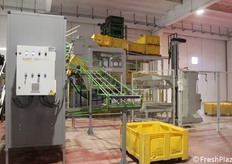 Il processo che porta la frutta dal campo alla nostra tavola oggi si avvale di tecnologie sofisticate e precise. Quello che una volta era un lavoro interamente manuale, ora è un viaggio altamente automatizzato che garantisce qualità e coerenza.