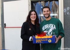 I cugini Arianna e Gaetano Grillo, terza generazione familiare, ci danno il benvenuto presso la Grillo Ful, azienda che generalmente in una stagione lavora 100 tonnellate al giorno di clementine, fino alla fine di gennaio.