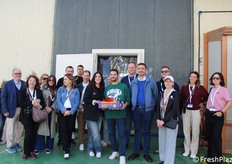 Foto di gruppo all'uscita dalla visita in stabilimento.