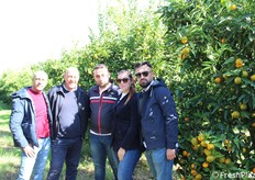 Al termine della ebike experience, la famiglia Capriccioso ci ha aperto le porte di uno dei suoi agrumeti. "La Clementina Capricciosa" è un'azienda a conduzione familiare, guidata con passione da Giuseppe, suo fratello e suo padre. "La nostra identità è radicata in un profondo legame con il territorio e il prodotto. Il nome stesso, scelto 'dalle signore della famiglia', è stato pensato per conferire al brand un'impronta distintiva e femminile, che riflette la cura e l'attenzione che dedichiamo a ogni fase della produzione".