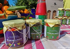 Melanzane a filetto, peperoni piccanti e dolci arrostiti, tutti preparate artigianalmente con prodotti selezionati e ingredienti genuini. Anche se l'azienda nasce con le passate di pomodoro calabrese, raccolto a mano e trasformato secondo la tradizione.