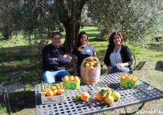 Angelo (responsabile dei sistemi di produzione), Anita (responsabile commerciale e logistica) e Maria Grazia Minisci (responsabile amministrazione e finanza) della Op Carpe Naturam, realtà specializzata nella produzione, tra l'altro, di agrumi biologici e olio d'oliva di alta qualità.