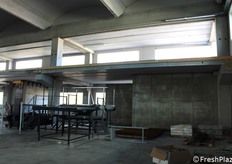 La struttura, interamente climatizzata per garantire condizioni di lavoro ottimali e preservare la freschezza del prodotto, riflette la profonda attenzione dell'azienda verso le persone. Sono state infatti previste aree dedicate al benessere di tutti i collaboratori, inclusi gli autisti esterni, che avranno a disposizione una zona ristoro e docce. Per il personale interno saranno realizzati nuovi spogliatoi e una mensa, a conferma che il valore umano è al centro della crescita aziendale.