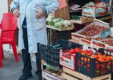 Passeggiando per le stradine della città è possibile ancora trovare vecchie botteghe che espongono frutta e verdura.