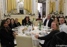 Giornalisti e buyer esteri al tavolo con le sorelle Minisci, Anita e Maria Grazia.